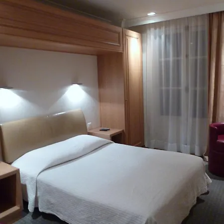 Отель Du Vieux Marais 3*